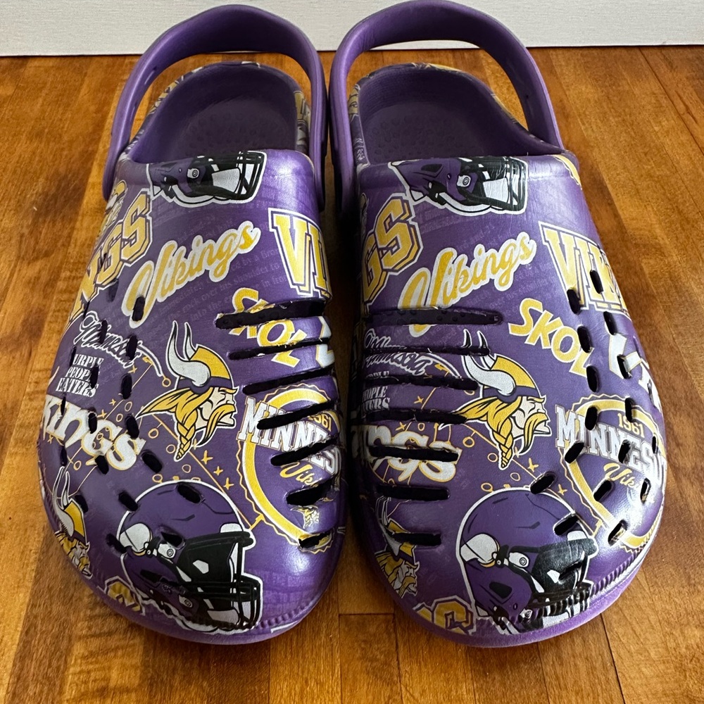 FOCO Minnesota Vikings Purple Graphic Clog Shoes sz.S(7-8) - Picture 3 of 9